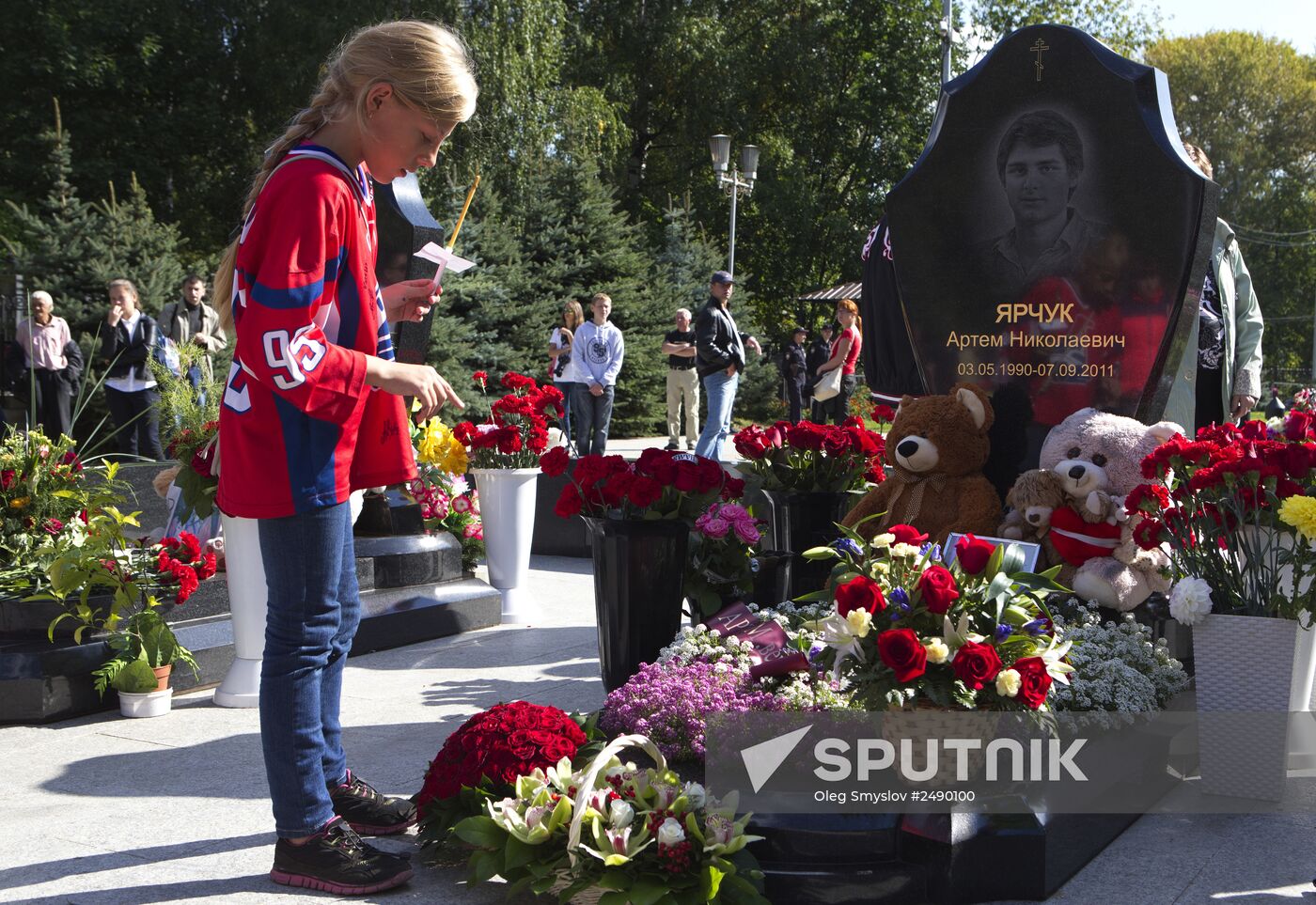 Yaroslavl commemorates Lokomotiv hockey players killed in plane crash