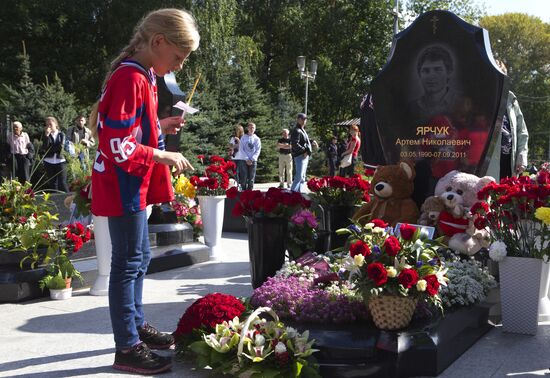 Yaroslavl commemorates Lokomotiv hockey players killed in plane crash
