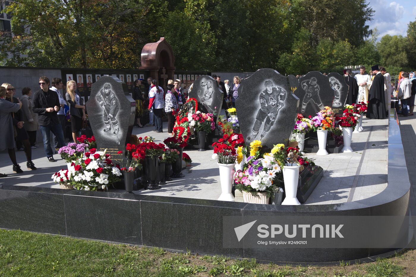 Yaroslavl commemorates Lokomotiv hockey players killed in plane crash