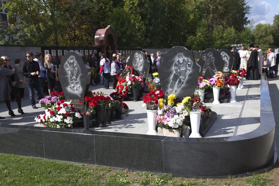 Yaroslavl commemorates Lokomotiv hockey players killed in plane crash
