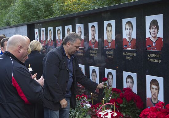 Yaroslavl commemorates Lokomotiv hockey players killed in plane crash