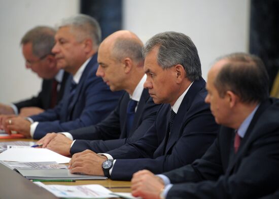 Vladimir Putin chairs meeting on development of State Armament Program for 2016-2025