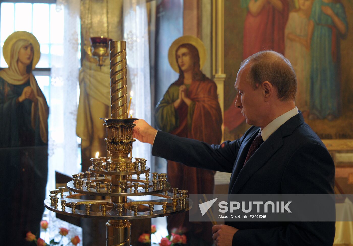 Vladimir Putin visits Trinity Church at Vorobyovy Gory