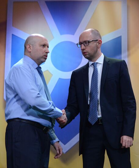 Arseny Yatsenyuk and Oleksandr Turchynov elected heads of People's Front party