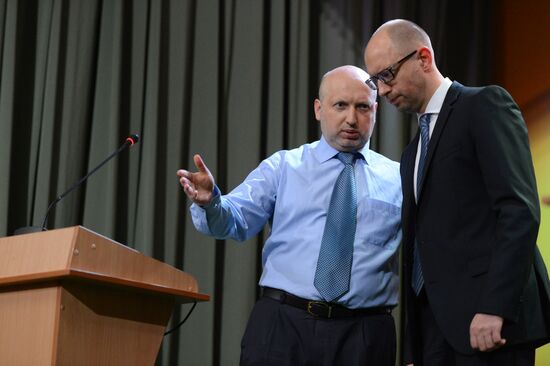 Arseny Yatsenyuk and Oleksandr Turchynov elected heads of People's Front party