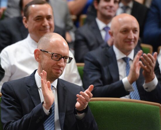 Arseny Yatsenyuk and Oleksandr Turchynov elected heads of People's Front party