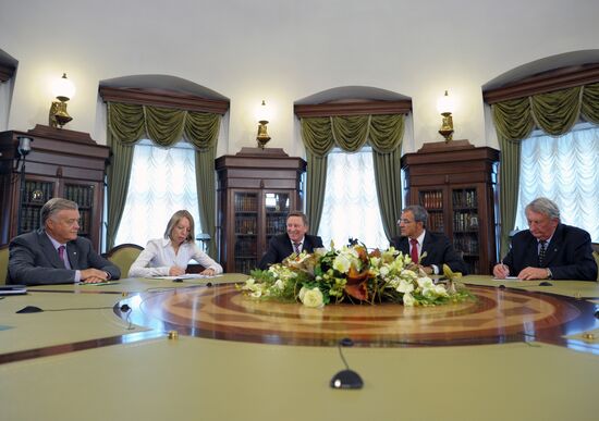 Sergei Ivanov meets with heads of Association Dialogue Franco-Russe