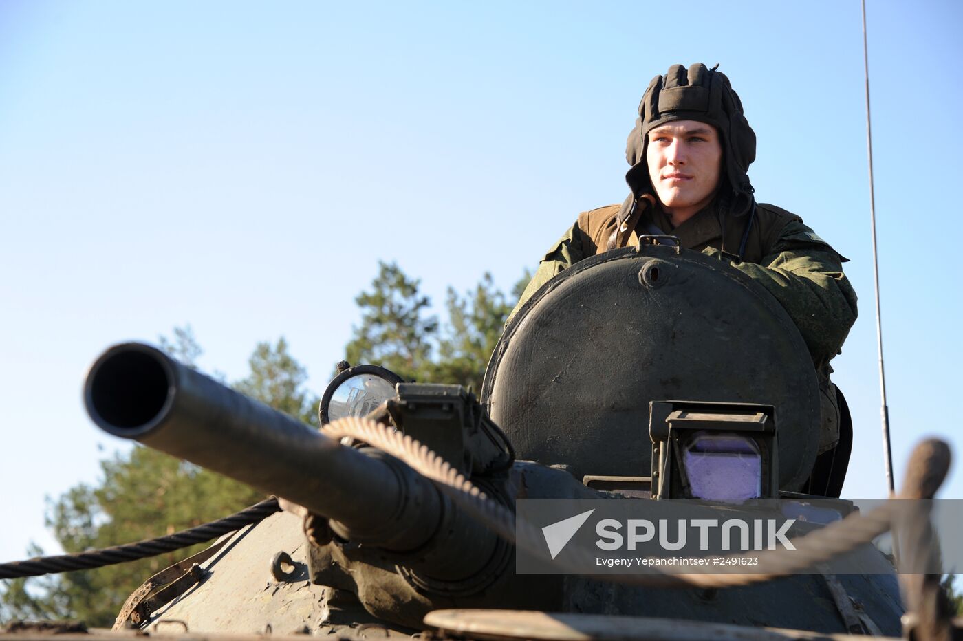 Practical training on water surface for mechanized infantry troops in Zabaikalye Territory