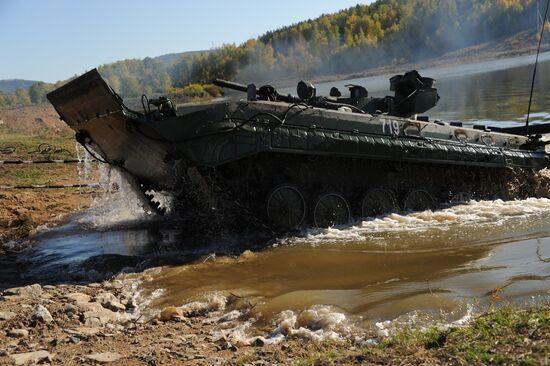 Practical training on water surface for mechanized infantry troops in Zabaikalye Territory