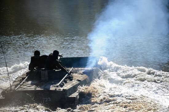 Practical training on water surface for mechanized infantry troops in Zabaikalye Territory