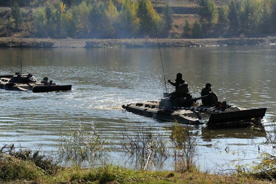 Practical training on water surface for mechanized infantry troops in Zabaikalye Territory
