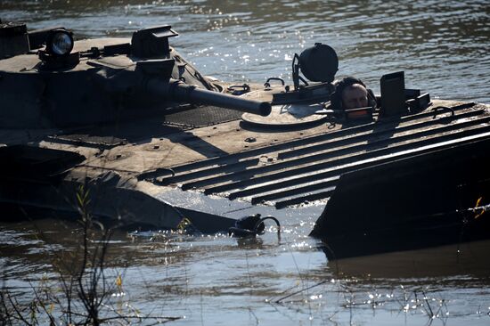Practical training on water surface for mechanized infantry troops in Zabaikalye Territory