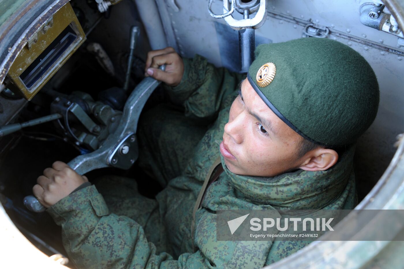 Practical training on water surface for mechanized infantry troops in Zabaikalye Territory