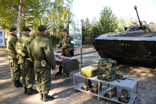 Practical training on water surface for mechanized infantry troops in Zabaikalye Territory