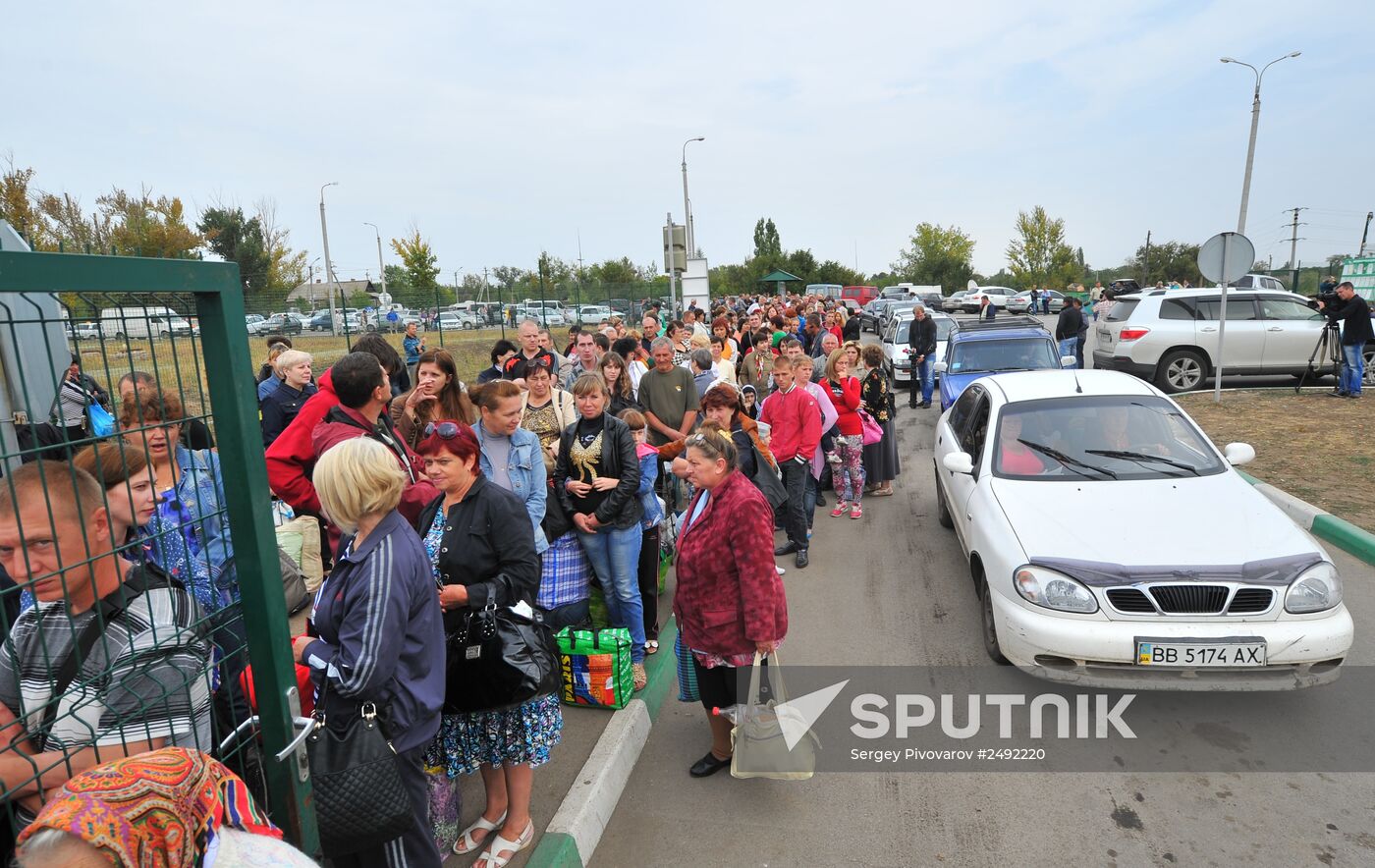 Ukrainian refugees at border crossing point in Rostov Region