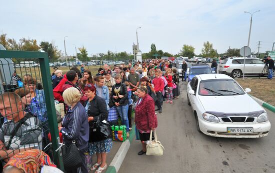 Ukrainian refugees at border crossing point in Rostov Region