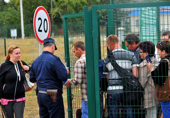 Ukrainian refugees at border crossing point in Rostov Region