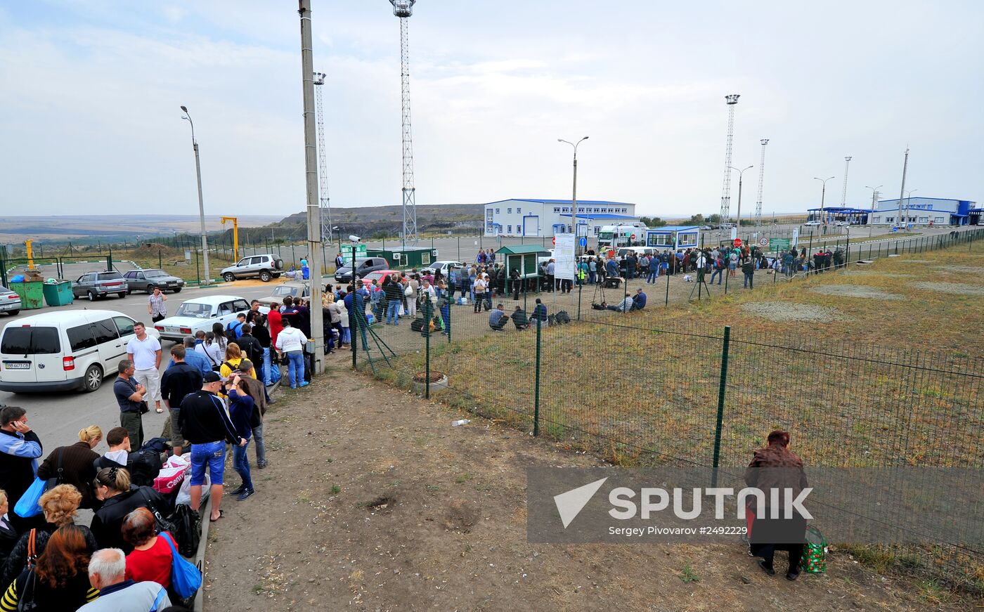 Ukrainian refugees at border crossing point in Rostov Region