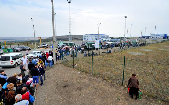 Ukrainian refugees at border crossing point in Rostov Region