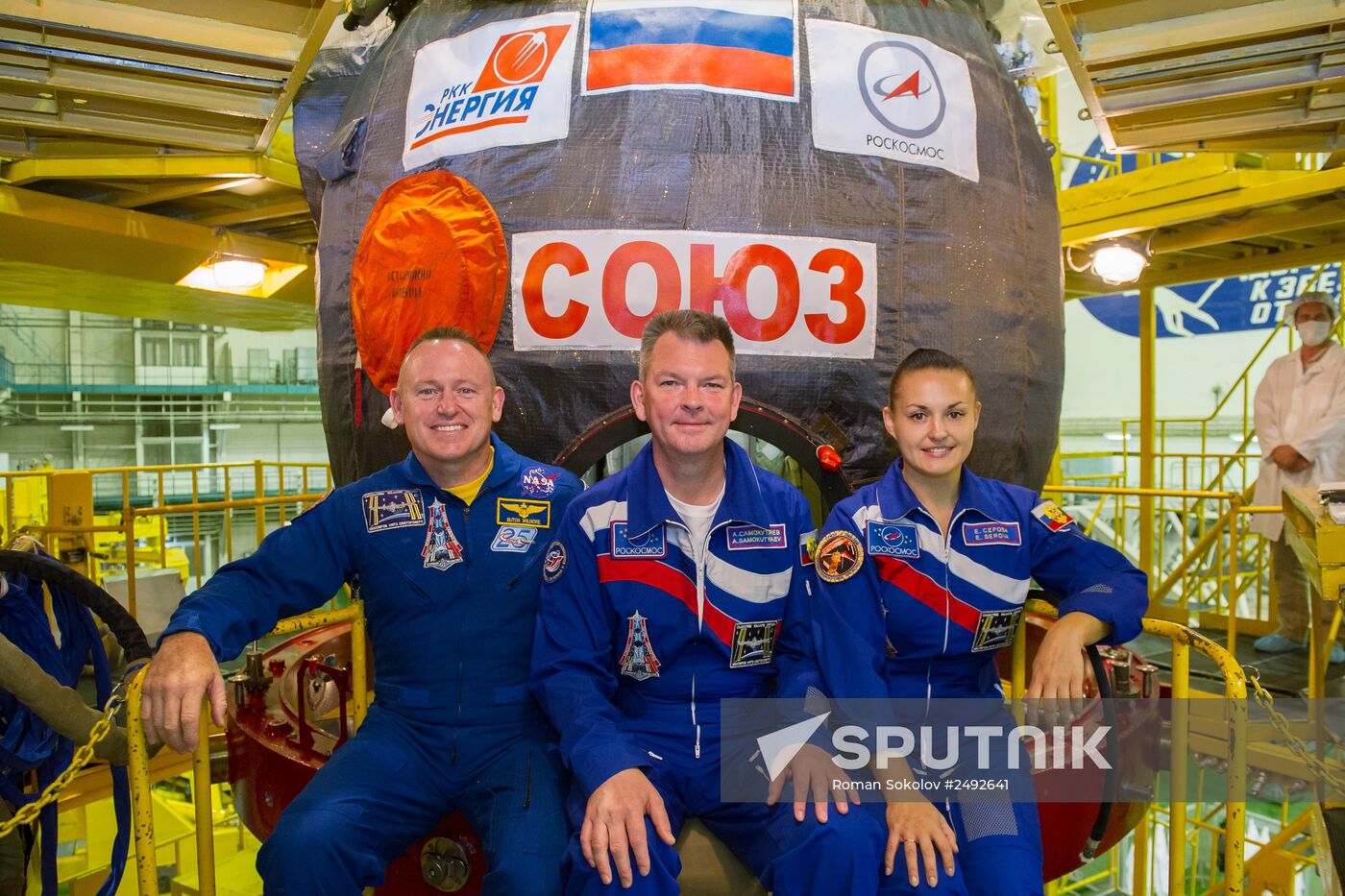 Inspection of spacecraft and spacesuits for crew of Soyuz TMA-14M