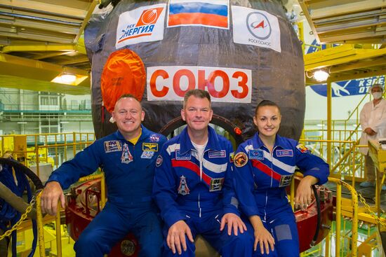 Inspection of spacecraft and spacesuits for crew of Soyuz TMA-14M