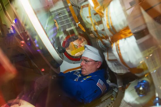Inspection of spacecraft and spacesuits for crew of Soyuz TMA-14M