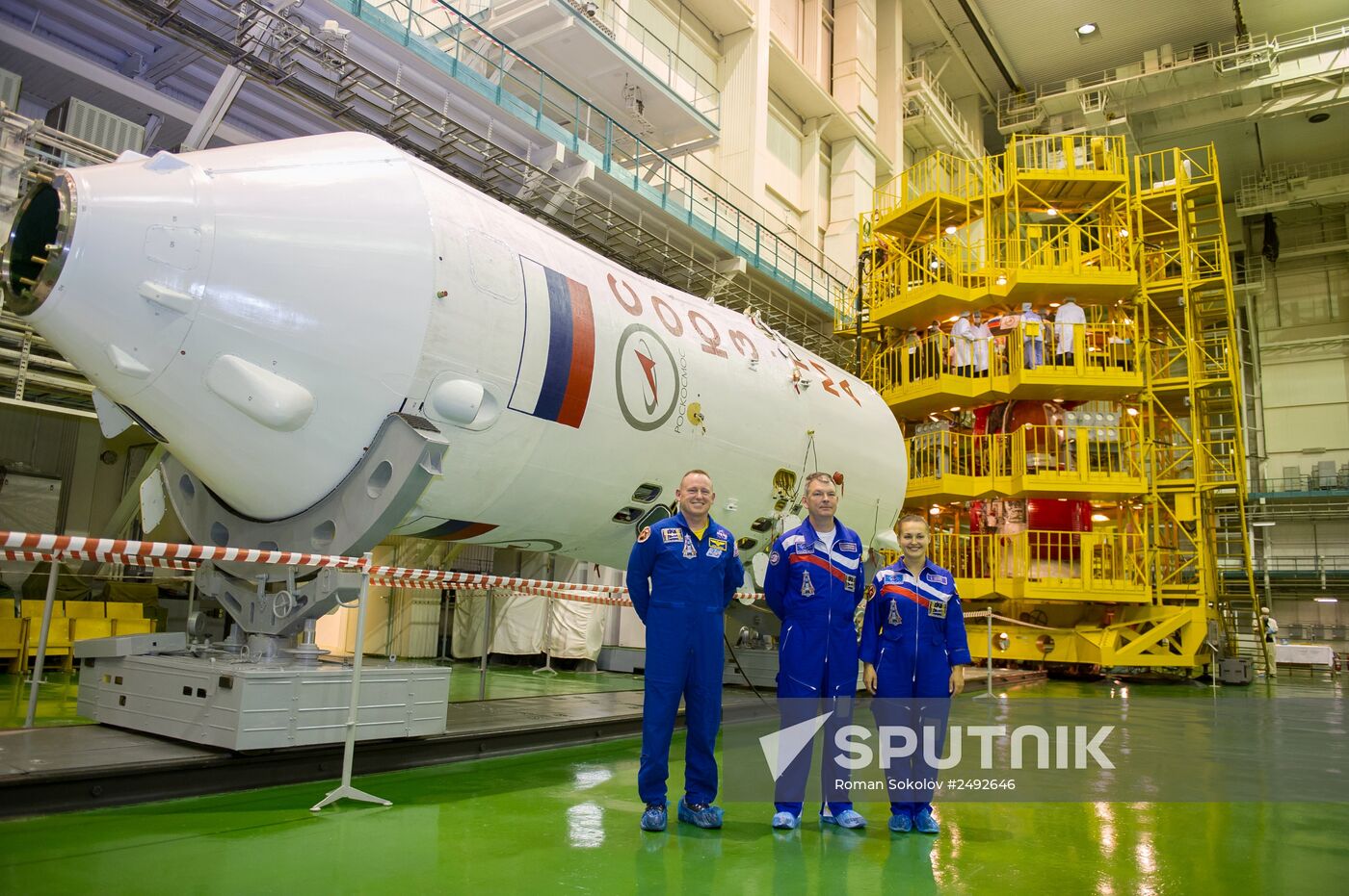 Inspection of spacecraft and spacesuits for crew of Soyuz TMA-14M
