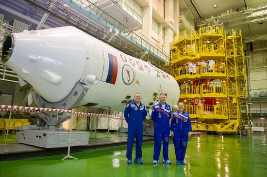 Inspection of spacecraft and spacesuits for crew of Soyuz TMA-14M