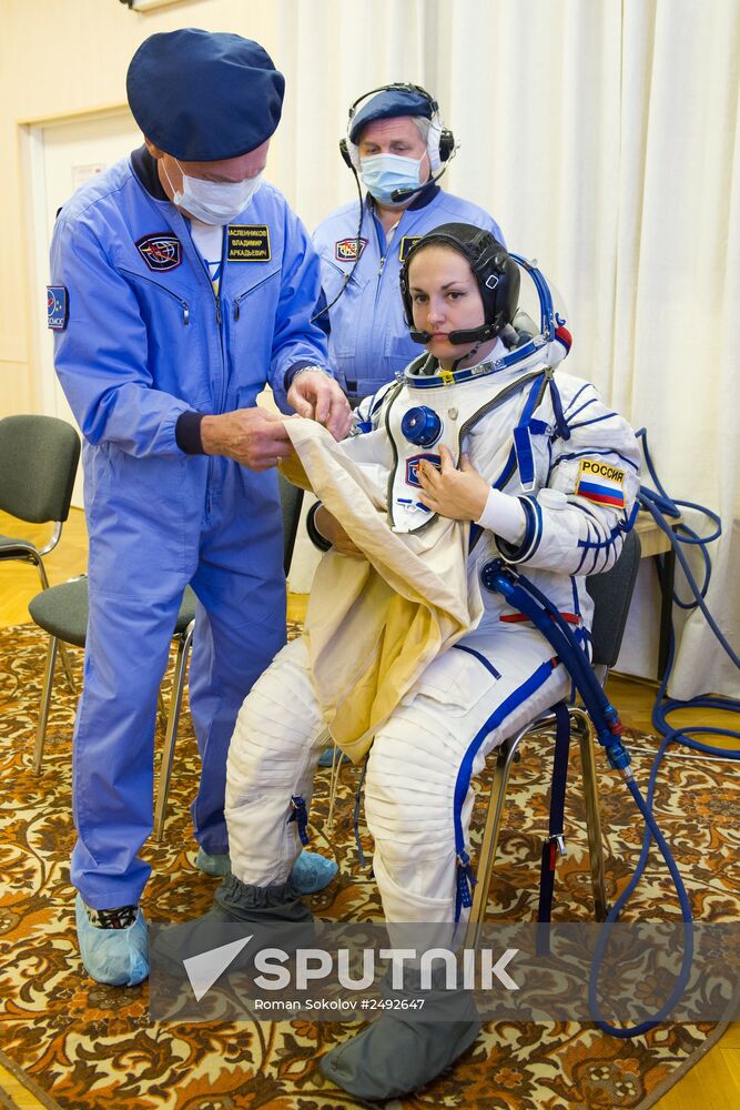 Inspection of spacecraft and spacesuits for crew of Soyuz TMA-14M