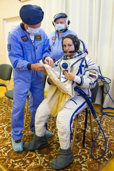 Inspection of spacecraft and spacesuits for crew of Soyuz TMA-14M