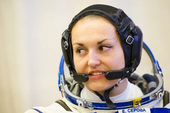 Inspection of spacecraft and spacesuits for crew of Soyuz TMA-14M