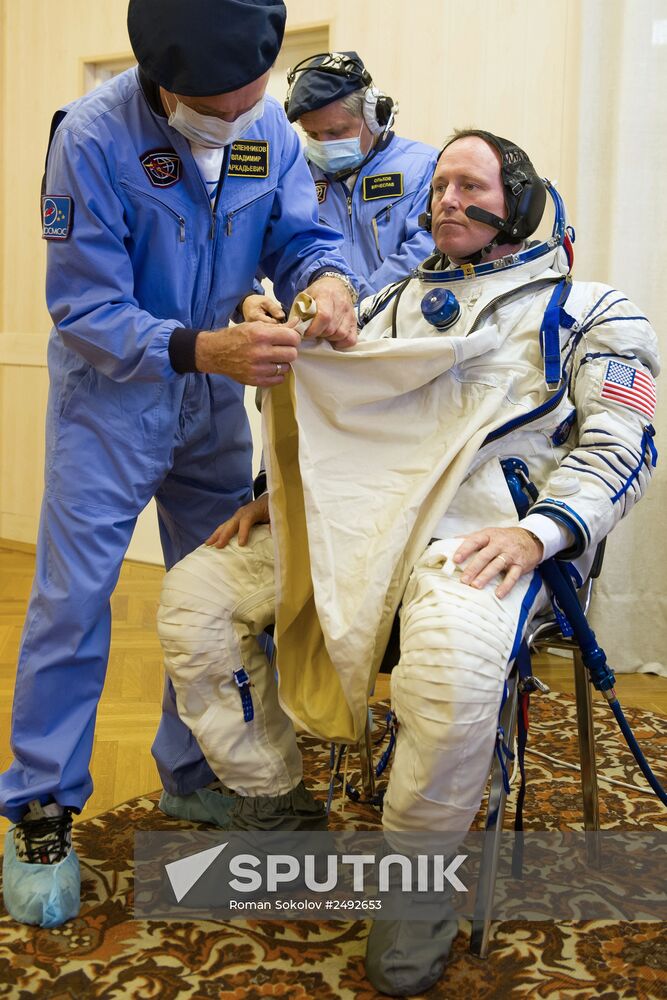 Inspection of spacecraft and spacesuits for crew of Soyuz TMA-14M