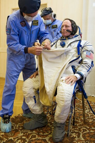 Inspection of spacecraft and spacesuits for crew of Soyuz TMA-14M