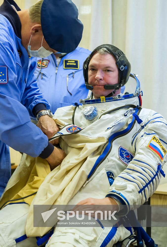 Inspection of spacecraft and spacesuits for crew of Soyuz TMA-14M