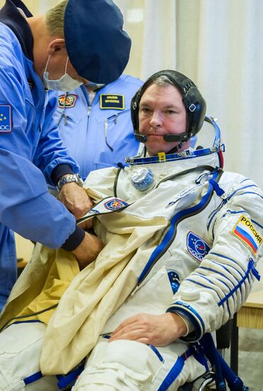 Inspection of spacecraft and spacesuits for crew of Soyuz TMA-14M