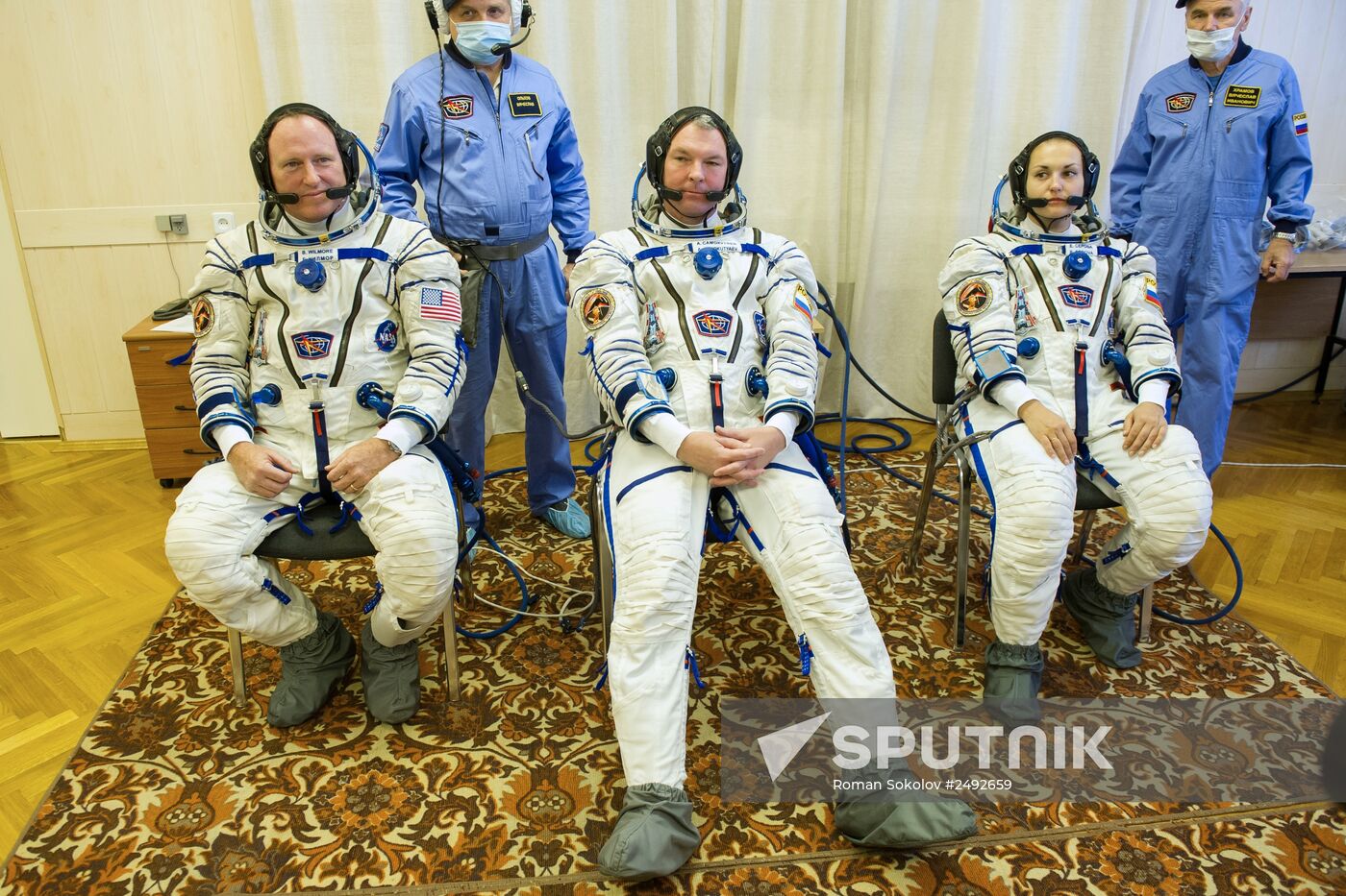Inspection of spacecraft and spacesuits for crew of Soyuz TMA-14M