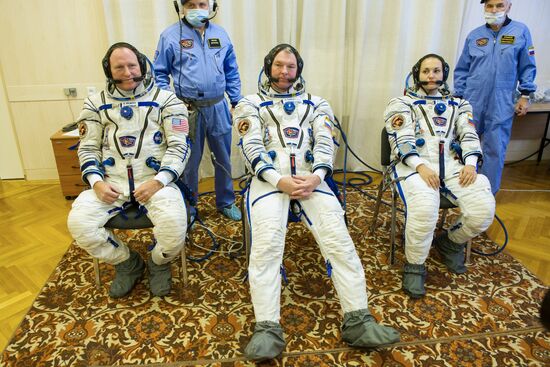 Inspection of spacecraft and spacesuits for crew of Soyuz TMA-14M