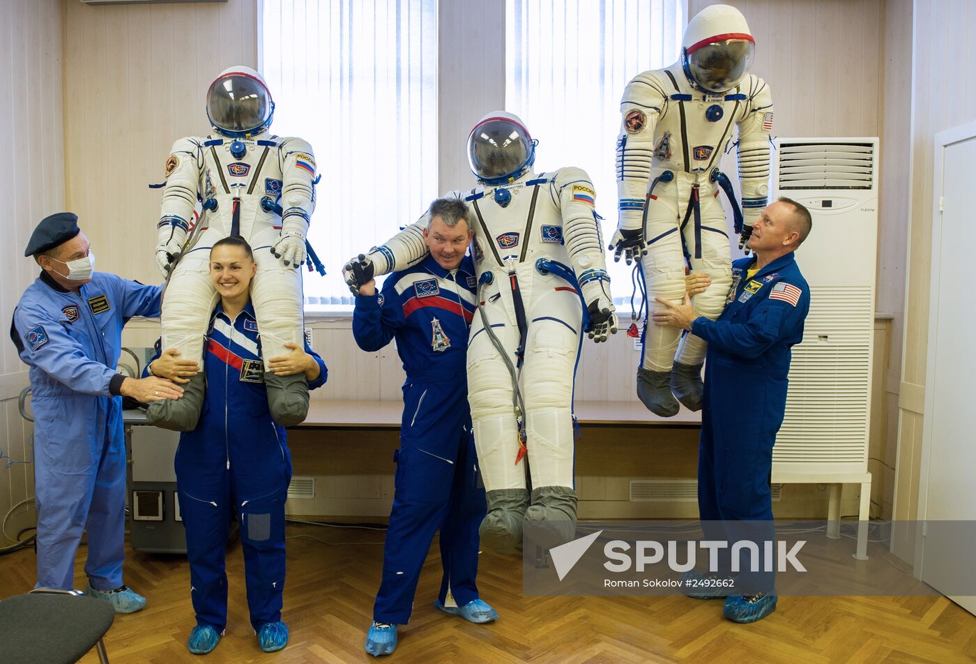 Inspection of spacecraft and spacesuits for crew of Soyuz TMA-14M