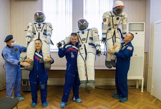 Inspection of spacecraft and spacesuits for crew of Soyuz TMA-14M