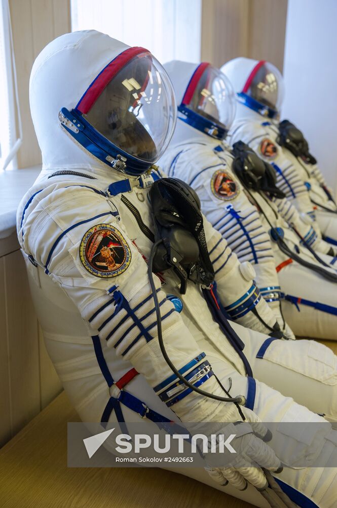 Inspection of spacecraft and spacesuits for crew of Soyuz TMA-14M