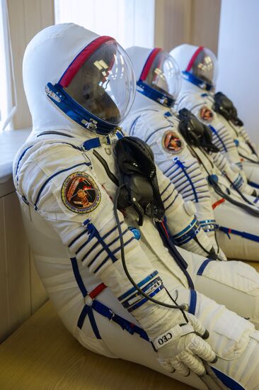 Inspection of spacecraft and spacesuits for crew of Soyuz TMA-14M