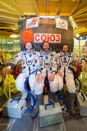 Inspection of spacecraft and spacesuits for crew of Soyuz TMA-14M