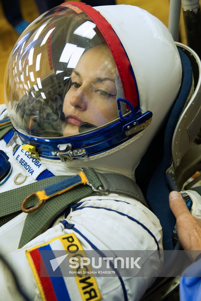 Inspection of spacecraft and spacesuits for crew of Soyuz TMA-14M