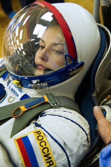 Inspection of spacecraft and spacesuits for crew of Soyuz TMA-14M