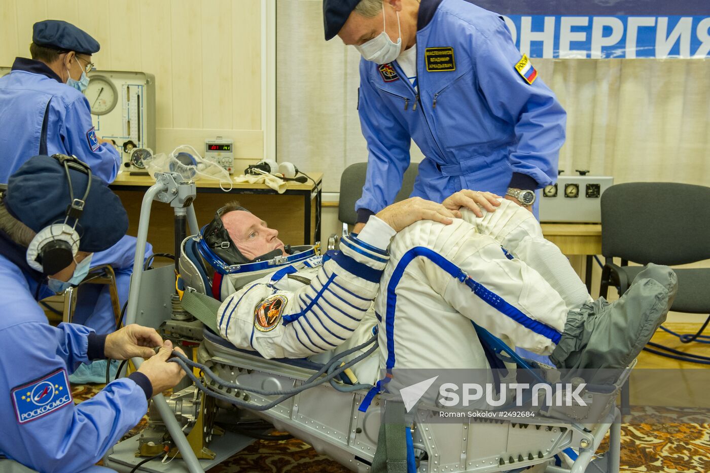 Inspection of spacecraft and spacesuits for crew of Soyuz TMA-14M