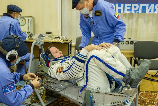 Inspection of spacecraft and spacesuits for crew of Soyuz TMA-14M