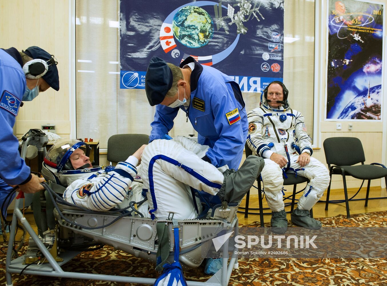 Inspection of spacecraft and spacesuits for crew of Soyuz TMA-14M