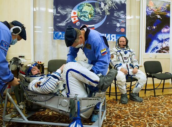 Inspection of spacecraft and spacesuits for crew of Soyuz TMA-14M