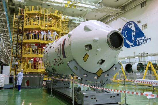 Inspection of spacecraft and spacesuits for crew of Soyuz TMA-14M