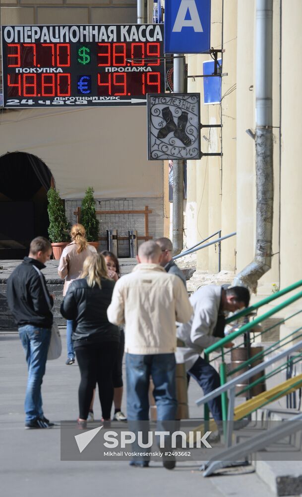 Dollar exchange rate reaches 38 rubles